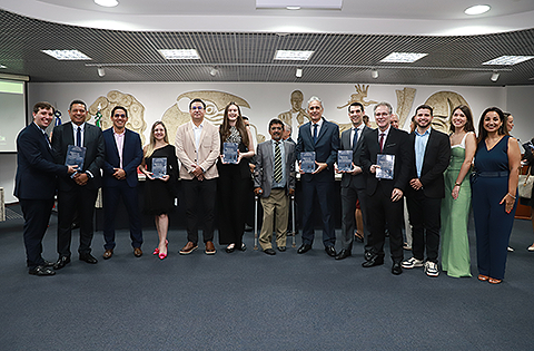 UFMT homenageia magistrados e servidores do TRT em evento com lançamento de livro jurídico
