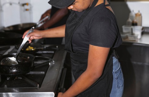 Justiça confirma justa causa por racismo contra colega negra em restaurante de Cuiabá