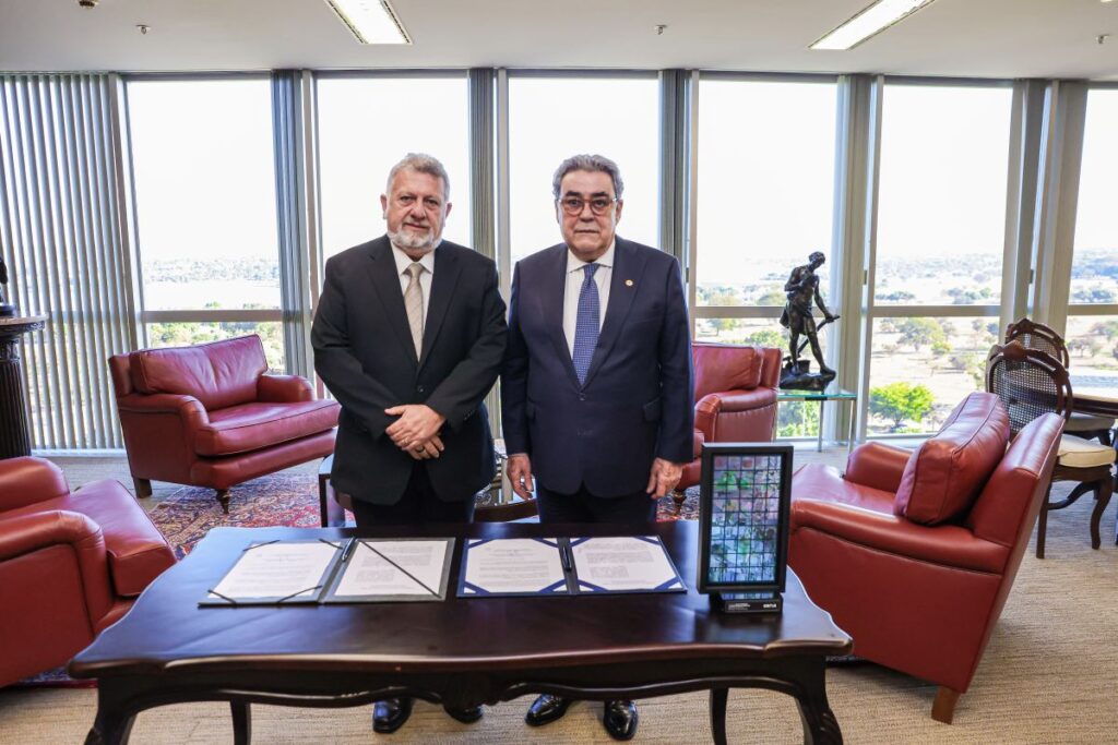 Fotografia do presidente do CSJT e do TST e do presidente da Caixa Econômica Federal