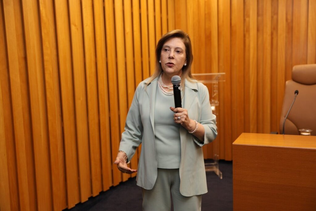 Desembargadora Denise Horta em apresentação no Coleprecor.