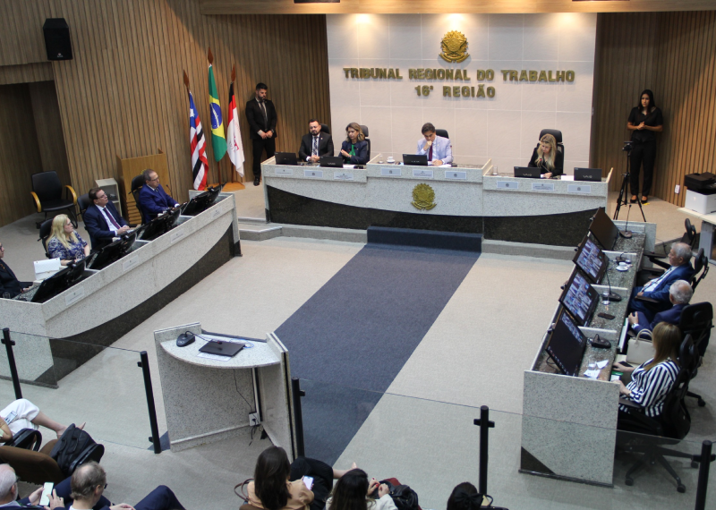 Foto em ângulo elevado do plenário do TRT-16 durante a sessão de encerramento