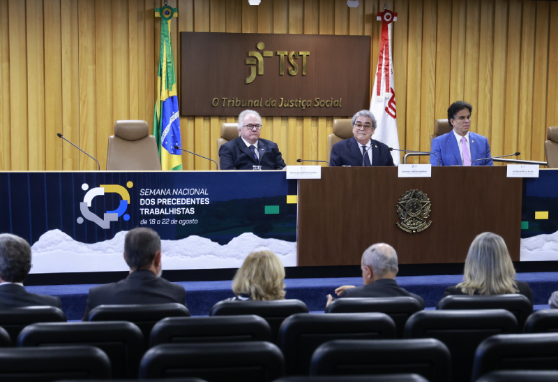 Ministros Godinho Delgado, Corrêa da Veiga e Vieira de Mello Filho na mesa de abertura do evento