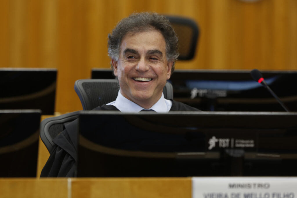 Foto do ministro Vieira em sessão. Na foto, ele está sorrindo.