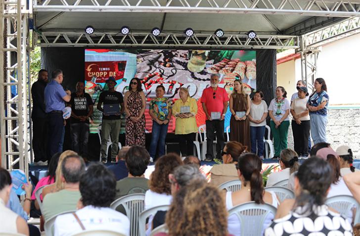 Fotografia em ambiente aberto que reúne dezenas de pessoas entre homens e mulheres.