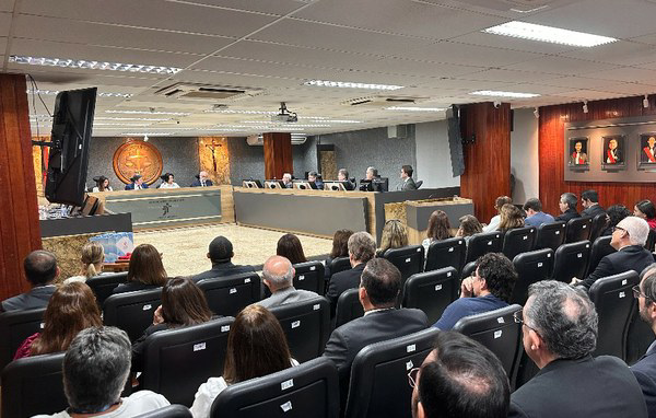 Corregedoria conclui correição no TRT da Paraíba - CSJT2 11 foto do plenário do TRT-13 com a sessão de leitura da ata de correição.