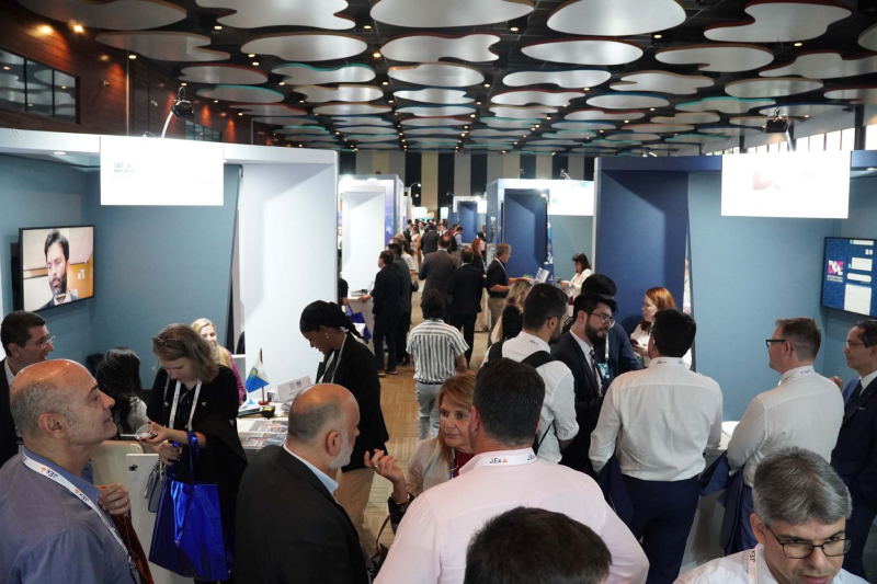 Justiça do Trabalho apresenta inovações e celebra 20 anos do CSJT na Expojud 2025 - CSJT2 12 Foto dos stand em exposição no evento. Várias pessoas circulando entre os stands