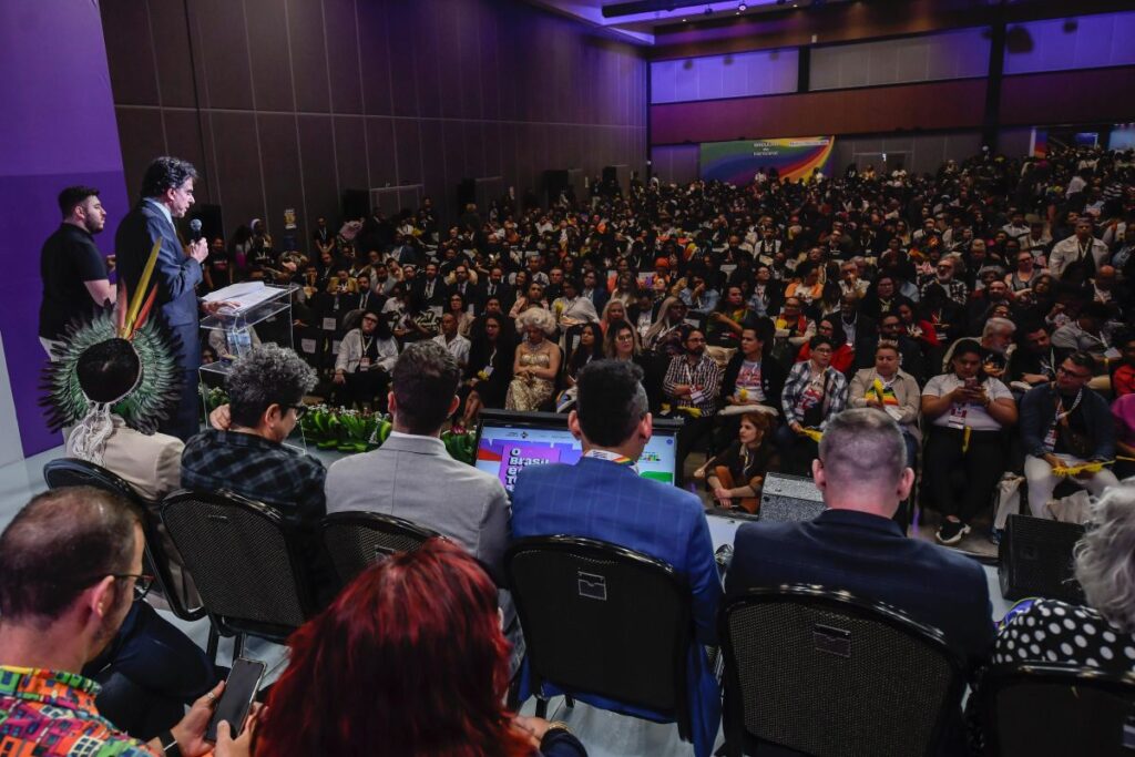 Justiça do Trabalho reforça compromisso com direitos da população LGBTQIA+ - CSJT2 15 Ministro Vieira de Mello se dirige à plateia do congresso LGBTQI+