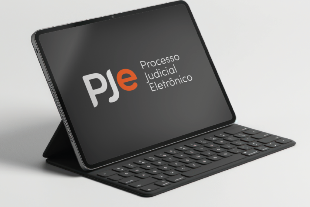 PJe: autenticação em dois fatores será obrigatória para usuários externos a partir de novembro - CSJT2 34 Imagem ilustrativa de tablet com teclado com a logo do PJe na tela.