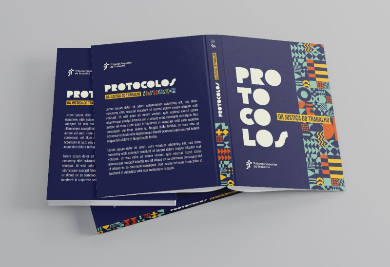Protocolos da Justiça do Trabalho vão integrar disciplinas do curso de Direito da UFRJ - CSJT2 3 Imagem ilustrativa de exemplares dos protocolos. Fundo azul marinho com a marca dos protocolos. Fonte branca em volume. Está escrito: para atuação e julgamento na Justiça do Trabalho. Ao lado elementos geométricos formando um mini painel