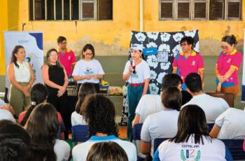 TRT-RN: Projeto de conscientização contra o trabalho escravo chega à cidade de Tangará - CSJT2 7 Fotografia com algumas pessoas sentadas e algumas em pé.