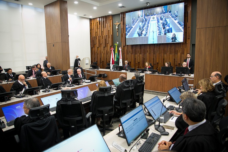 Tribunal Pleno elege nova administração do TRT-MG para o biênio 2026/2027 com três magistradas na composição - CSJT2 10 Fotografia que mostra diversas pessoas em um ambiente fechado, maioria em suas cadeiras e utilizando o computador.
