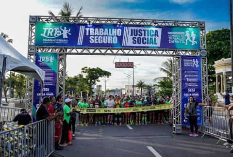 10/11/2025 - Prevenção de acidentes, combate ao trabalho infantil e escravo marcam a 9ª Corrida TRT/AL - CSJT2 6 Prevenção de acidentes, combate ao trabalho infantil e escravo marcam a 9ª Corrida TRT/AL.