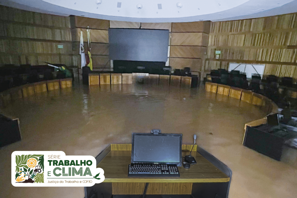 Água e fogo: do Sul ao Nordeste e Centro-Oeste, eventos climáticos exigem superação e mobilização - CSJT2 1 Plenário do TRT-4 alagado. Imagem mostra bancas com água pela metade e espaço vazio