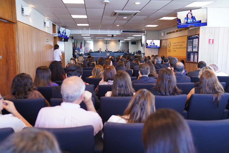 Alagoas: Corregedoria encerra correição ordinária no TRT-19 - CSJT2 9 Foto tirada do fundo da sessão plenária, com o ministro na mesa junto da administração do TRT