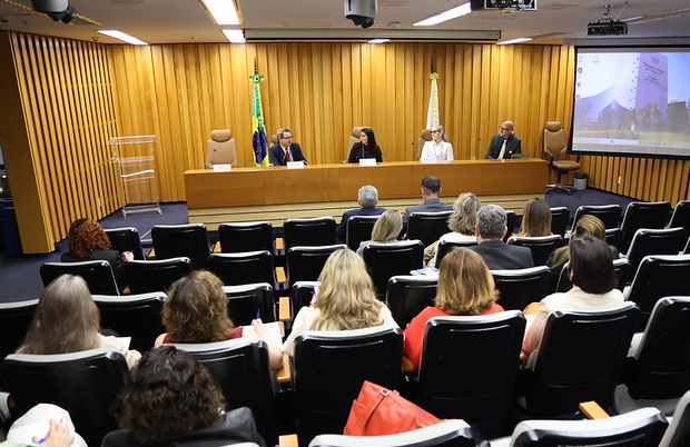 Encontro reúne gestoras e gestores da gestão de pessoas da Justiça do Trabalho - CSJT2 4 Foto do auditório com os participantes olhando pra mesa de abertura.