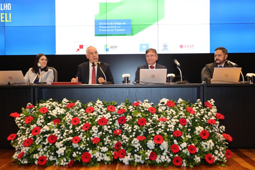 Especialistas de todo o país debatem processo do trabalho em evento de dois dias no TRT-2 - CSJT2 7 À mesa, ministro Augusto César Leite de Carvalho, procuradora Gisele Santos Fernandes Góes, professor Antonio Galvão Peres e desembargador Wolney de Macedo Cordeiro.