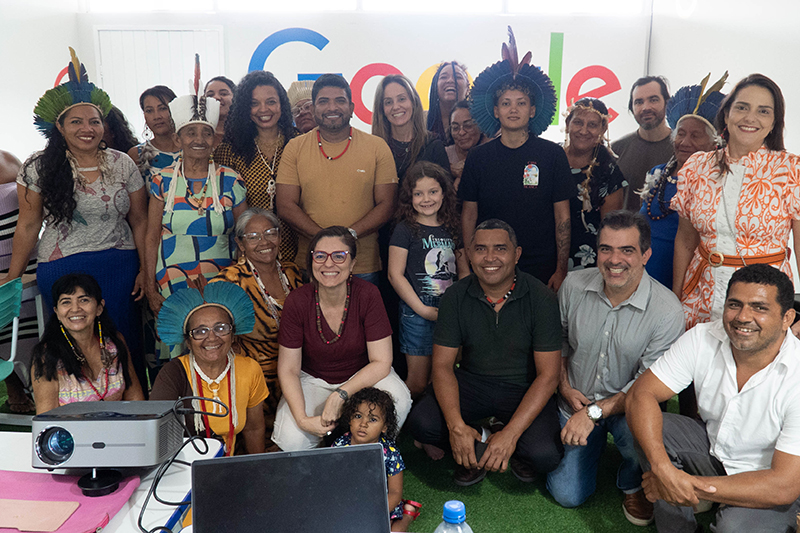 Todas as Notícias 8 Membros da comunidade indígena Pitaguary com o juiz do trabalho Vladimir Paes de Castro.