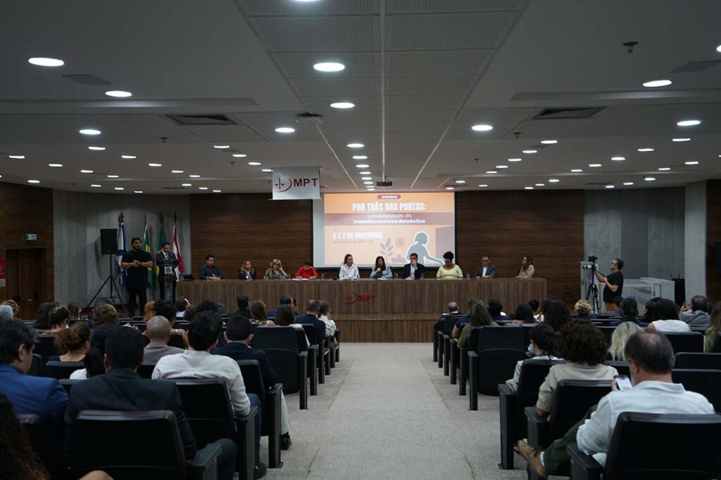 Invisibilidade em foco: TRT-CE e MPT-CE abrem debate sobre trabalho escravo doméstico - CSJT2 7 Auditório do MPT-CE sediou o seminário.
