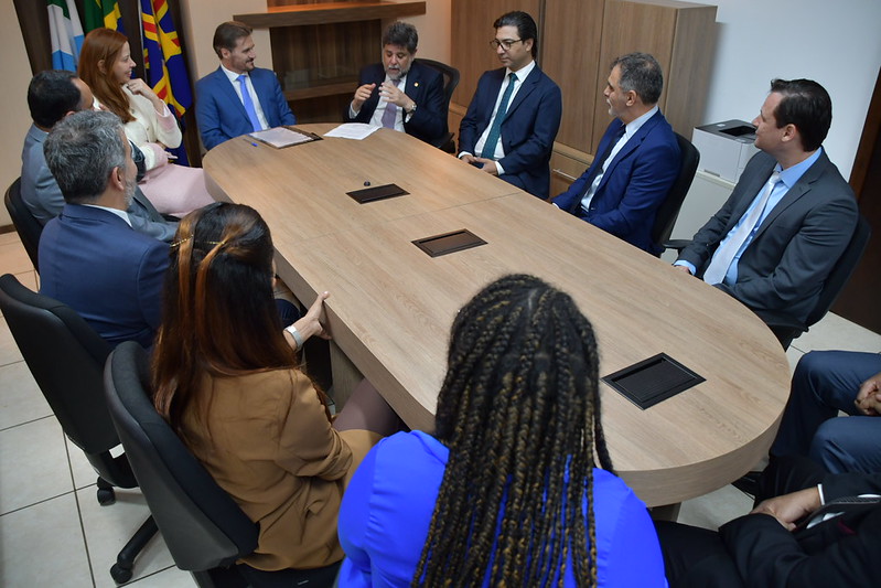Todas as Notícias 5 Mesa redonda com os participantes da assinatura do acordo prestando atenção nas palavras do ministro Caputo Bastos.