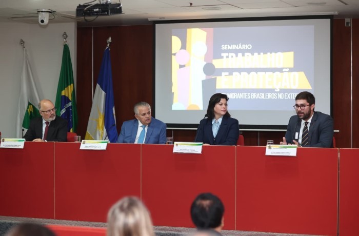 Fotografia de um painel com 4 pessoas, 3 homens e 1 mulher.
