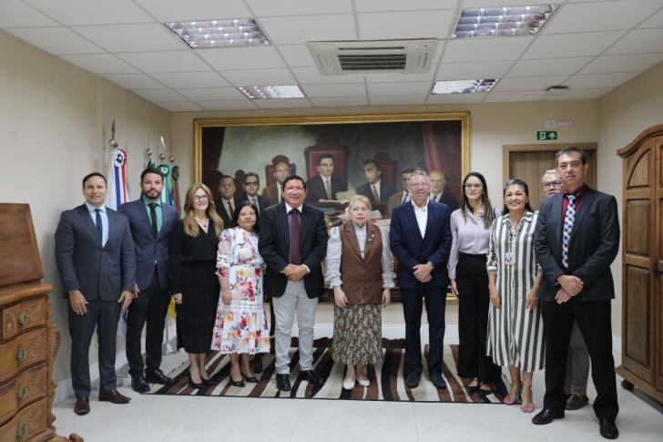Todas as Notícias 9 Foto em espaço fechado, com diversas pessoas, entre homens e mulheres.