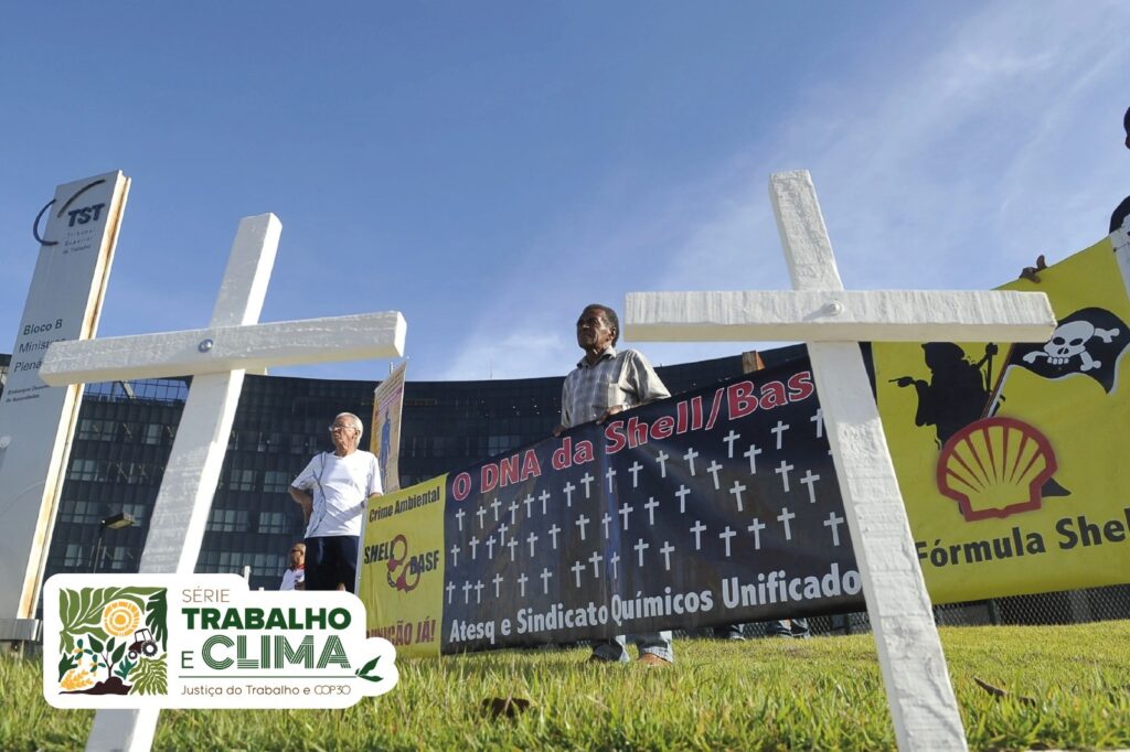 Caso Shell/Basf tornou-se paradigma da Justiça do Trabalho para grandes contaminações - CSJT2 11 Manifestação em frente ao TST com cruzes enterradas no chão e faixa com texto