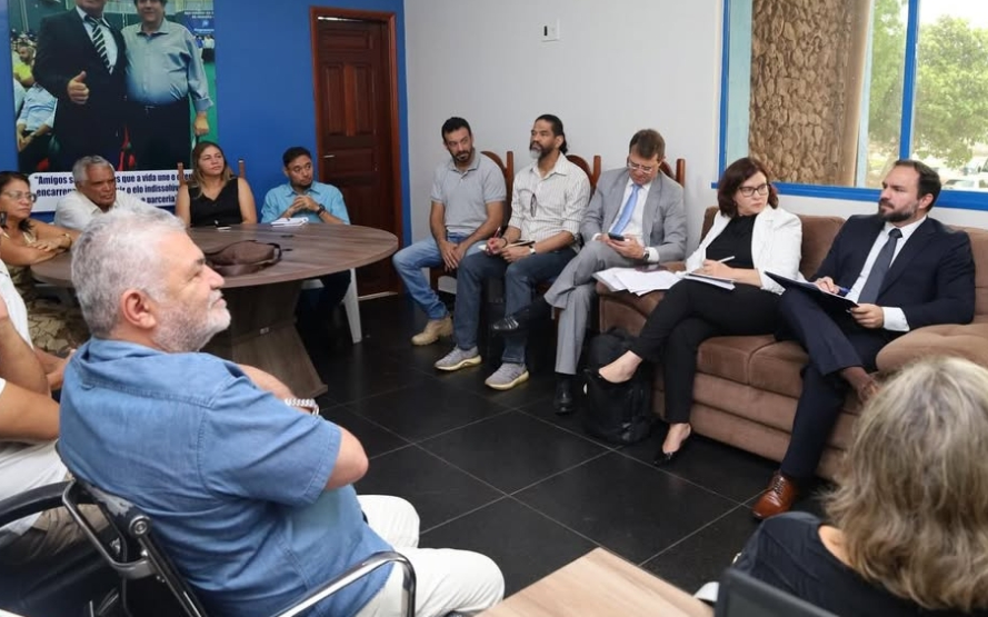 Foto dos representantes do TST, CSJT e TRT-10 reunidos com as autoridades locais