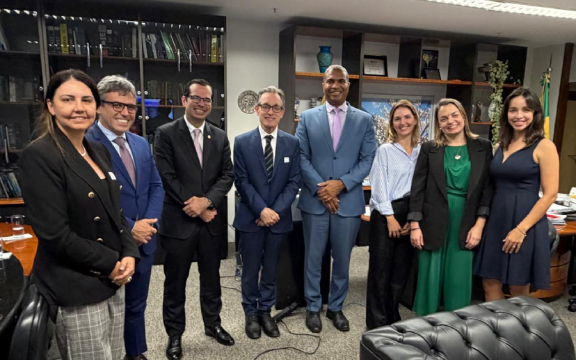 Representantes do programa e do CNJ posam para foto no gabinete do ministro Balazeiro