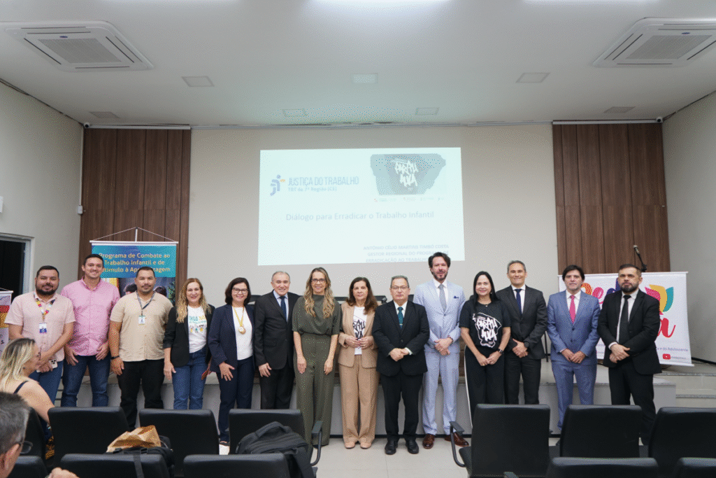 Justiça e Educação: audiência pública em Caucaia (CE) debate combate ao trabalho infantil - CSJT2 4 Membros da audiência pública posando para uma foto no plenário