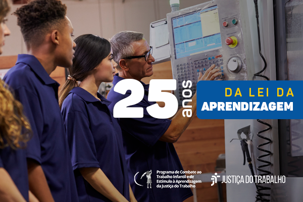 Um homem de cabelos grisalhos ensinando três jovens a controlarem uma máquina.