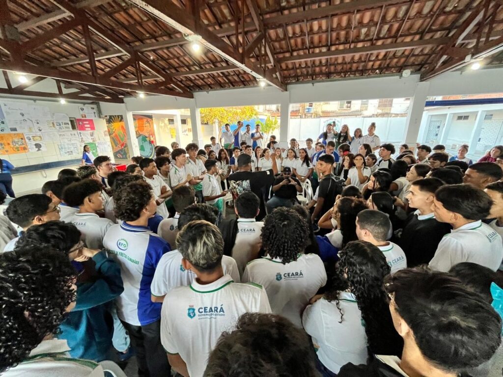 Projeto ‘Partiu Aula TST’: cultura hip hop empodera jovens de Caucaia (CE) - CSJT2 12 Alunos de Caucaia no projeto Partiu Aula ao lado do rapper Rafa Rafuage