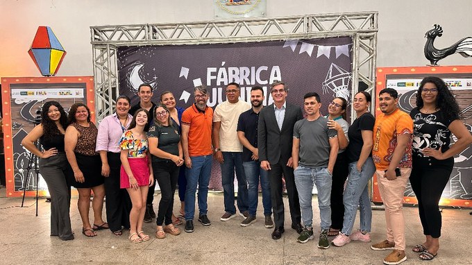 TRT-PB promove ação de formação com o projeto Diversidade na Comunidade em Campina Grande - CSJT2 15 Fotografia com um grupo de pessoas em pé, em frente a um estande.