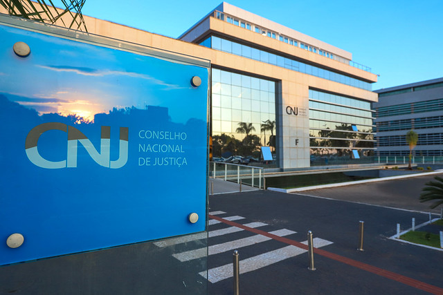 Todas as Notícias 7 Foto em diagonal da fachada da sede do CNJ. (Foto: CNJ)