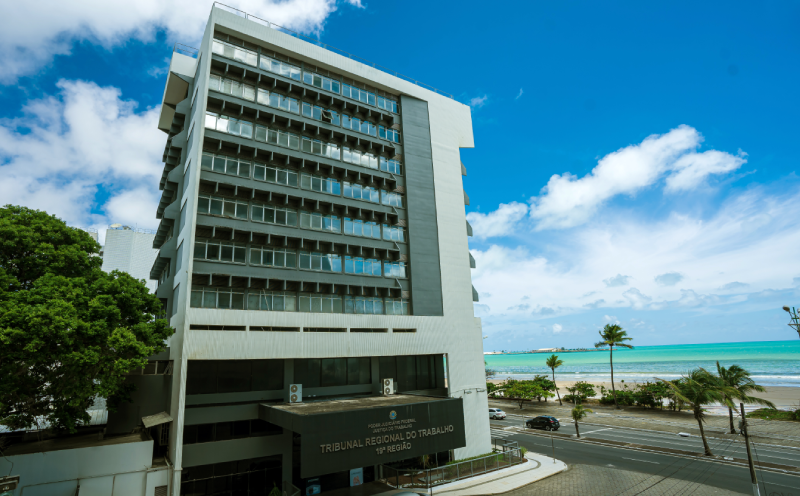 Foto da sede do TRT em Maceió.