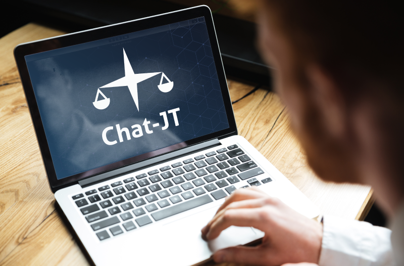 imagem de divulgação de homem usando notebook e a logo do Chat-JT na tela