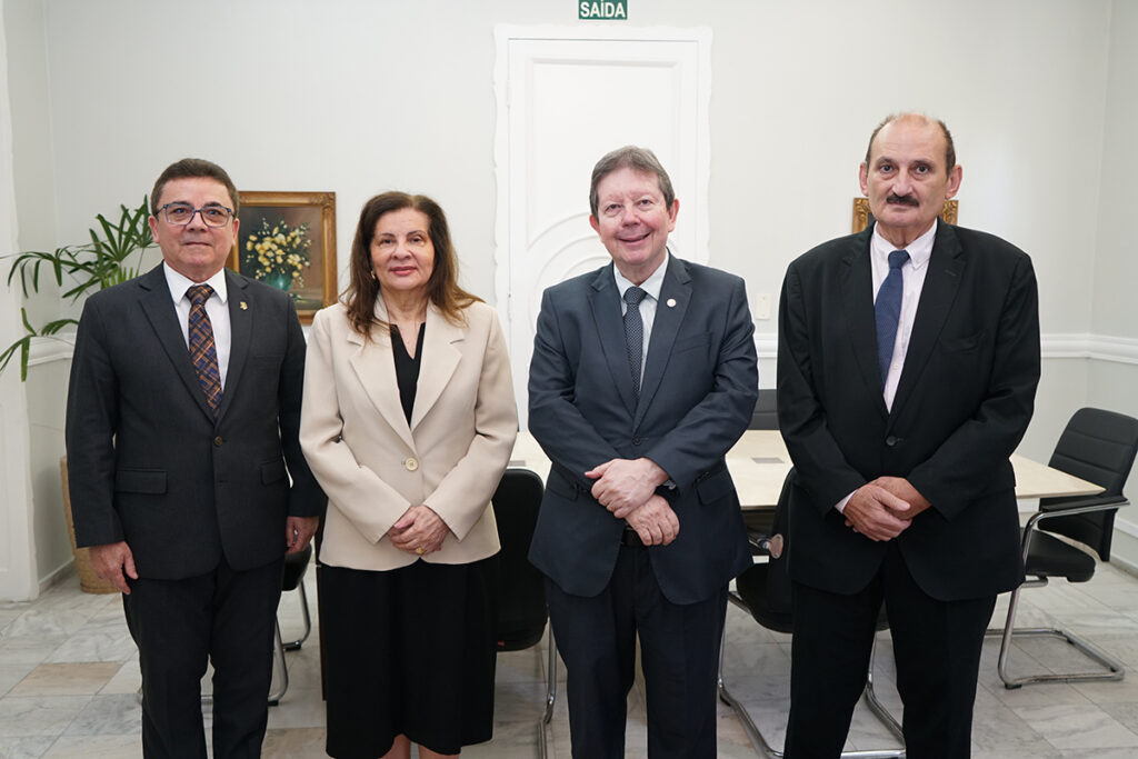 Ministro posando com os três representantes da administração do TRT-CE