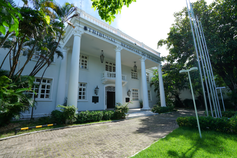 Foto da sede do TRT-7. Prédio todo branco em arquitetura romana.