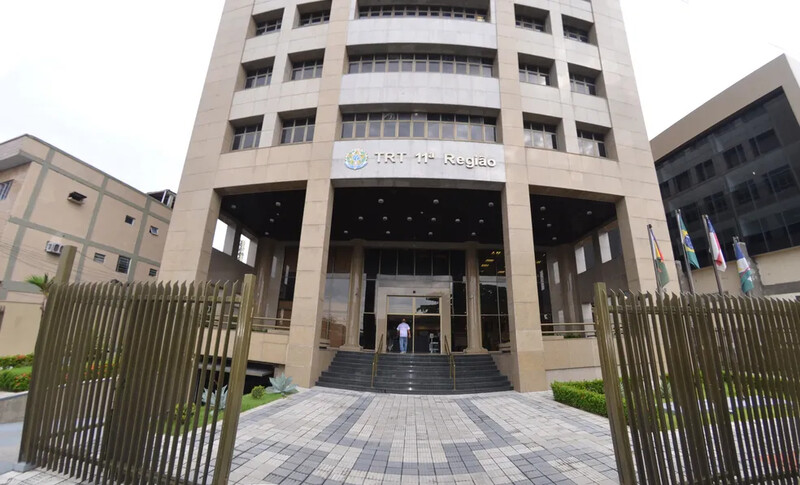 Fotografia do prédio do TRT da 11ª Região em foco.