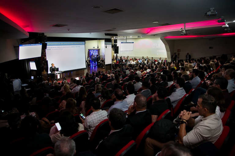 TRT-MG lança Programa de Promoção de Litigância Responsável (PPLR) - CSJT2 6 Fotografia da audiência assistindo a um seminário.