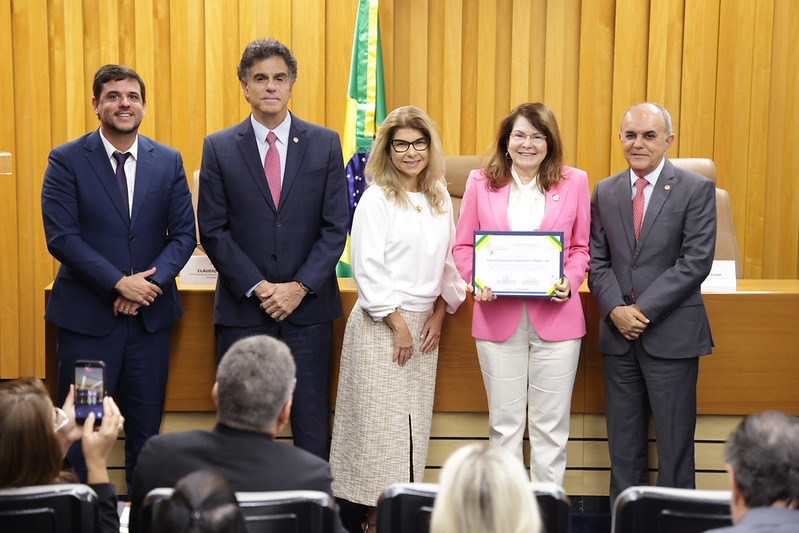 Todas as Notícias 2 Fotos dos ministro posados com duas desembargadoras no auditório.